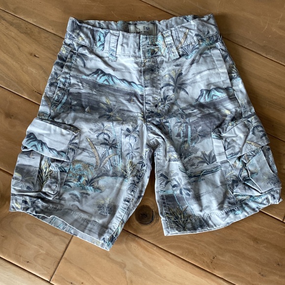 Retro Old Navy printed cargo shorts.  Boys 5t - Picture 2 of 8